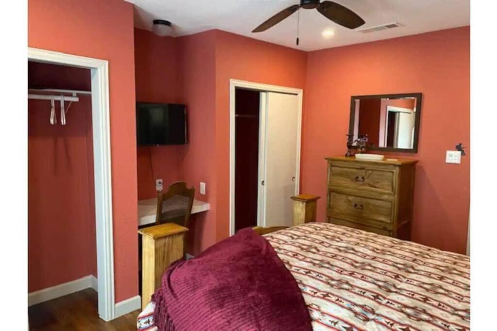 Stockyards!-1 Block Away ! Cowboy Cottage Sleeps 9 Fort Worth Extérieur photo
