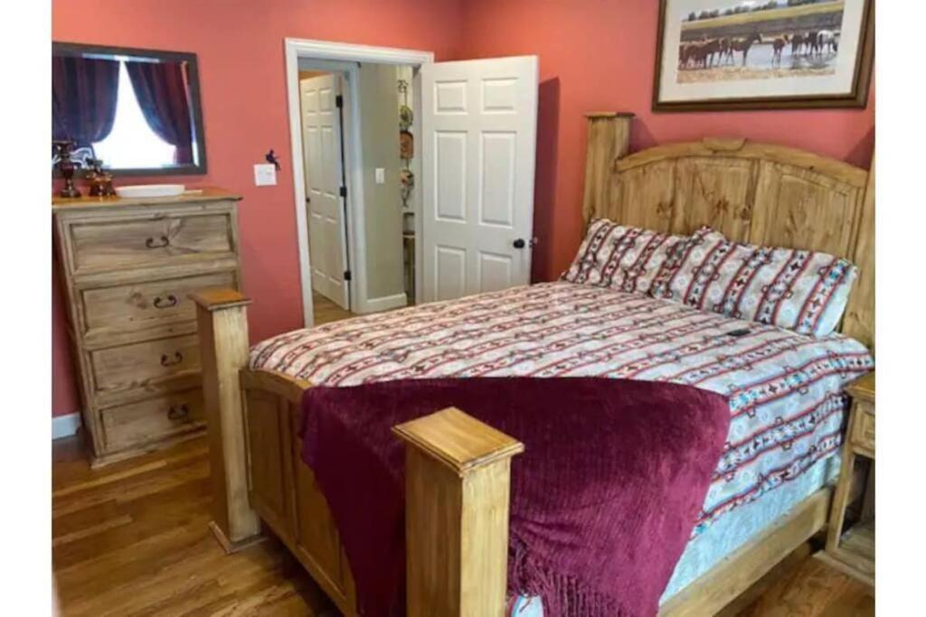 Stockyards!-1 Block Away ! Cowboy Cottage Sleeps 9 Fort Worth Extérieur photo