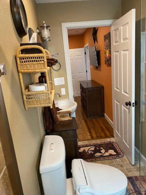 Stockyards!-1 Block Away ! Cowboy Cottage Sleeps 9 Fort Worth Extérieur photo