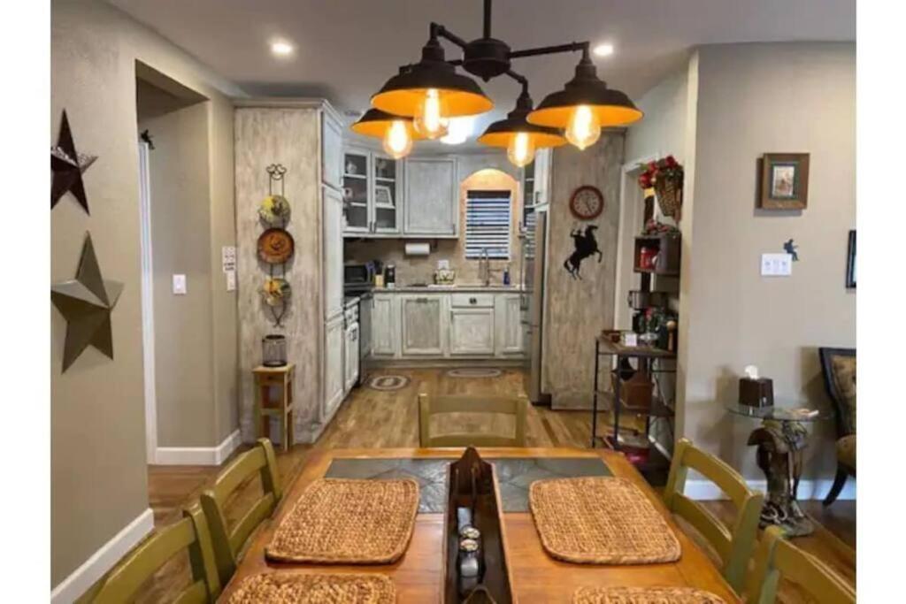 Stockyards!-1 Block Away ! Cowboy Cottage Sleeps 9 Fort Worth Extérieur photo